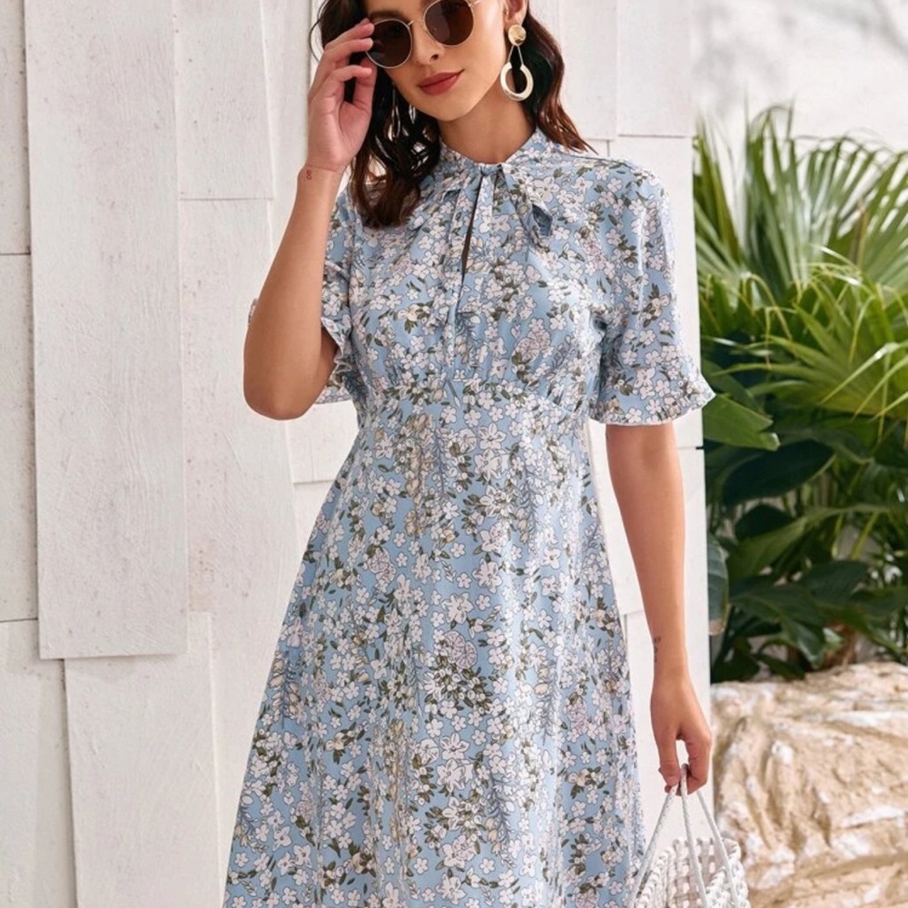 NWOT Floral Print Tie Neck Dress